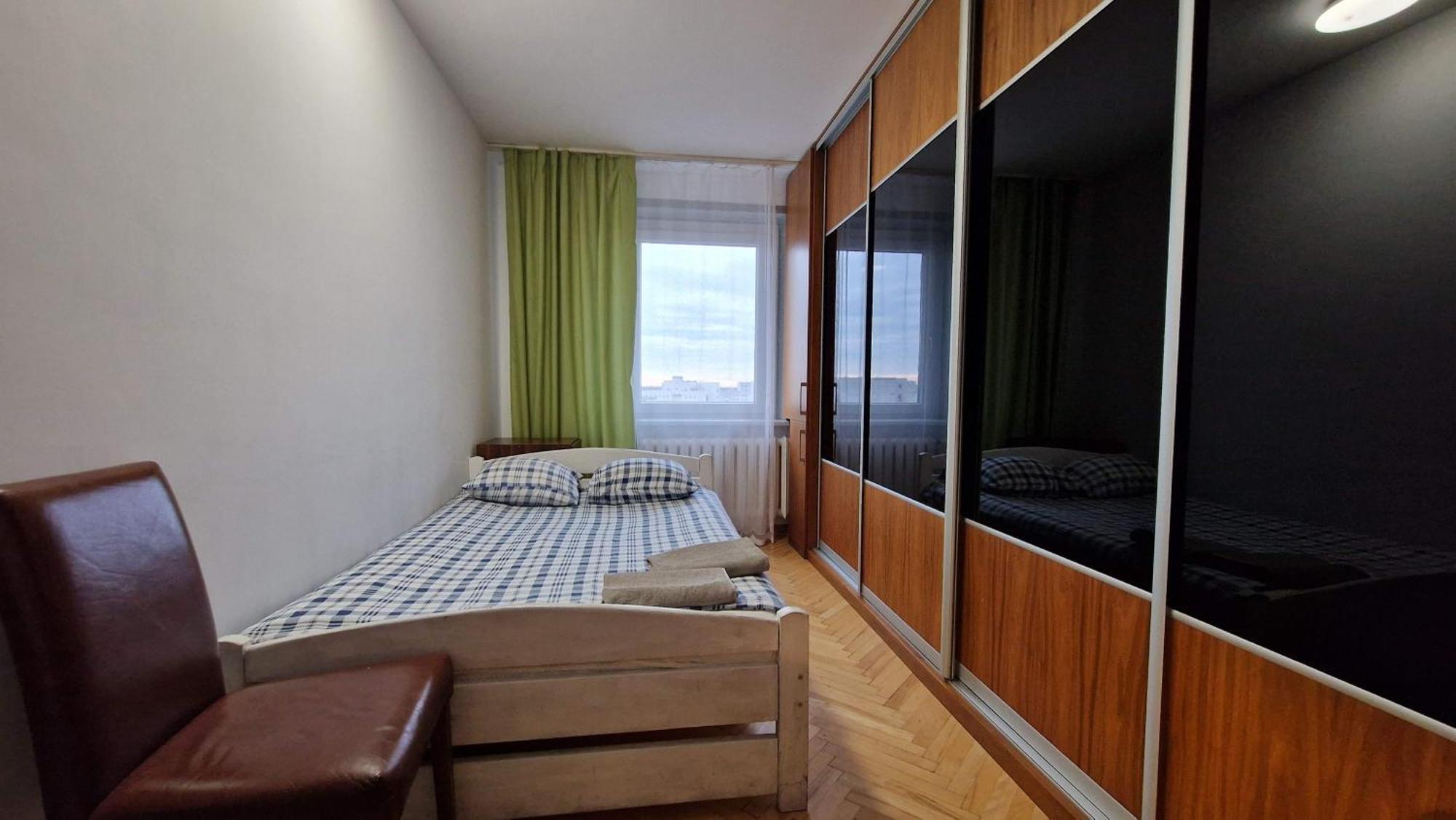Niebieski Meander Blisko Metra Hostel