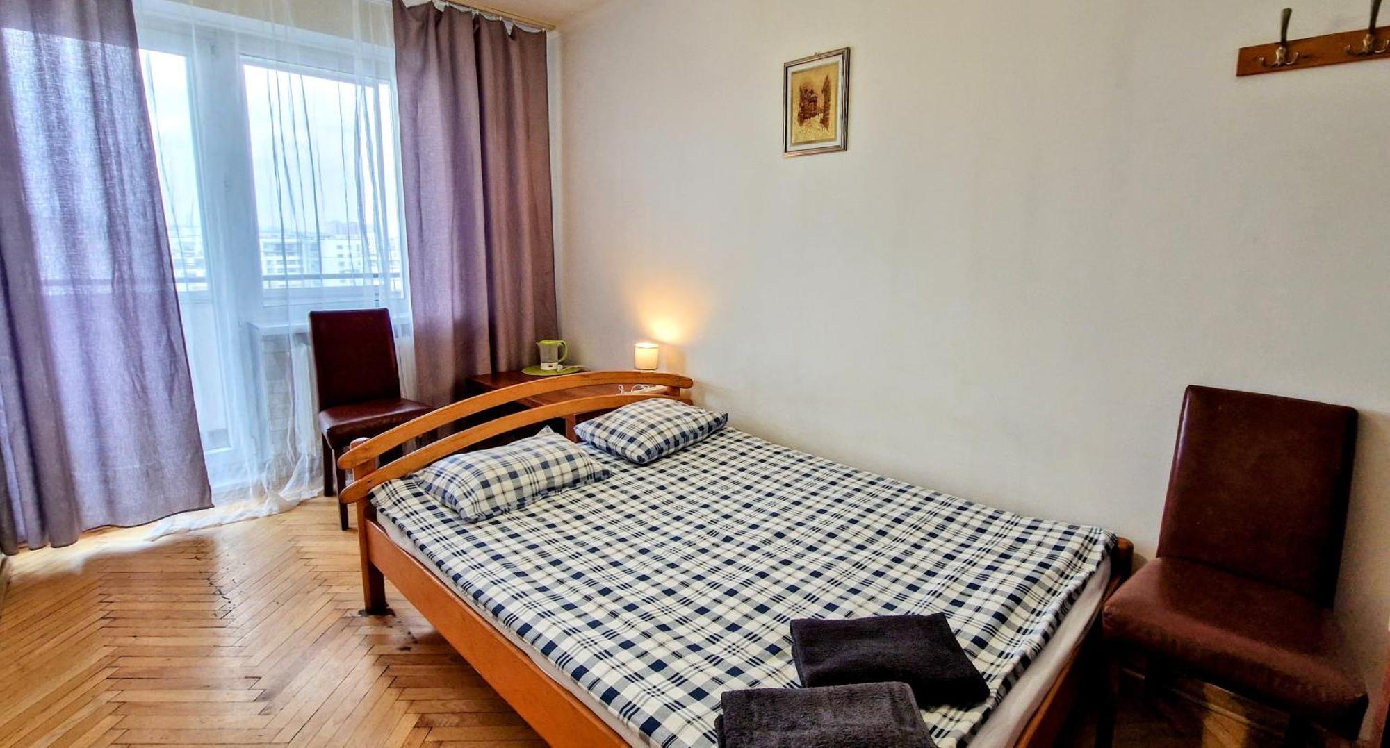Niebieski Meander Blisko Metra Hostel